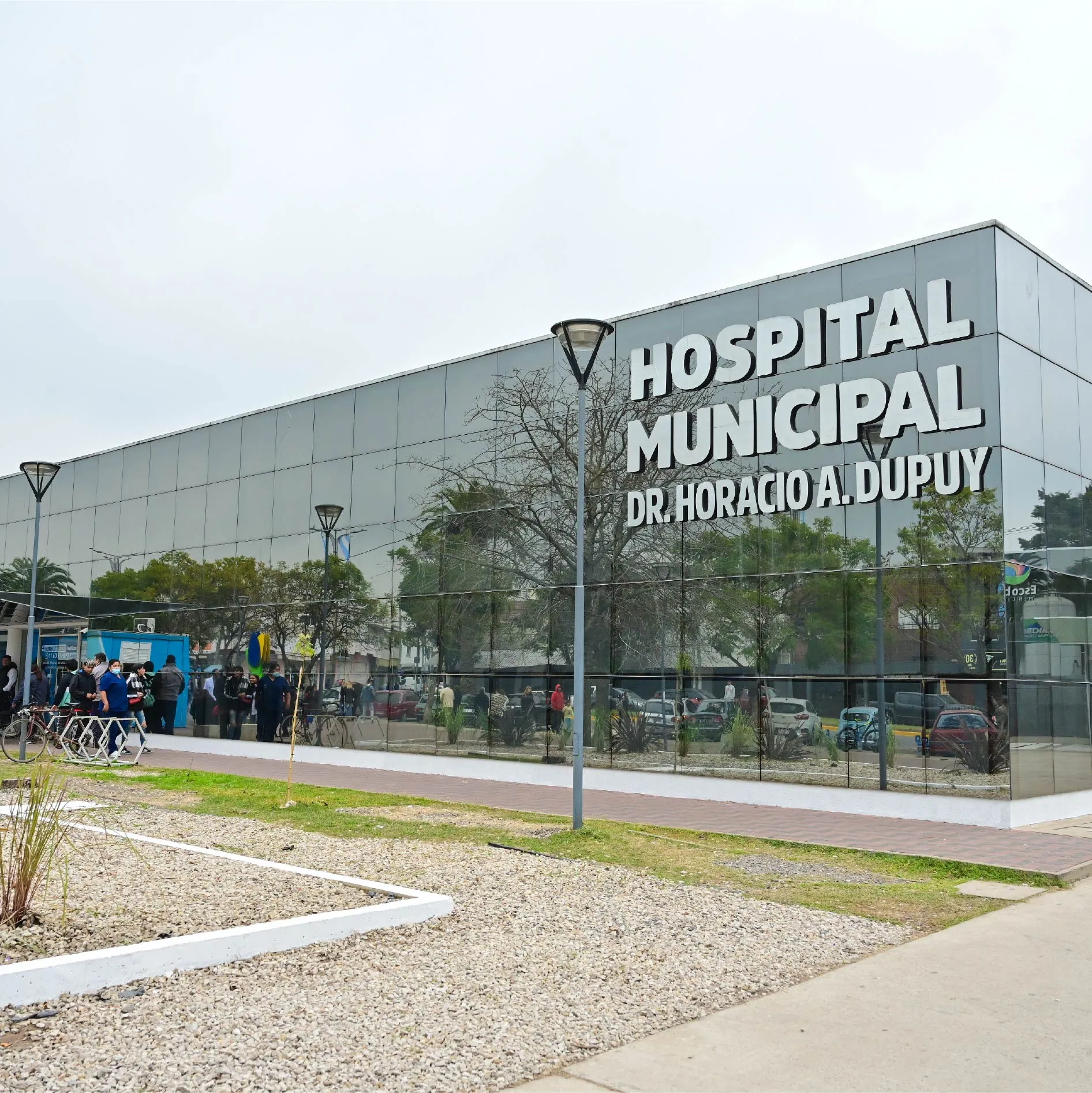 Fachada espejada del Hospital Municipal Dr. Horacio A. Dupuy