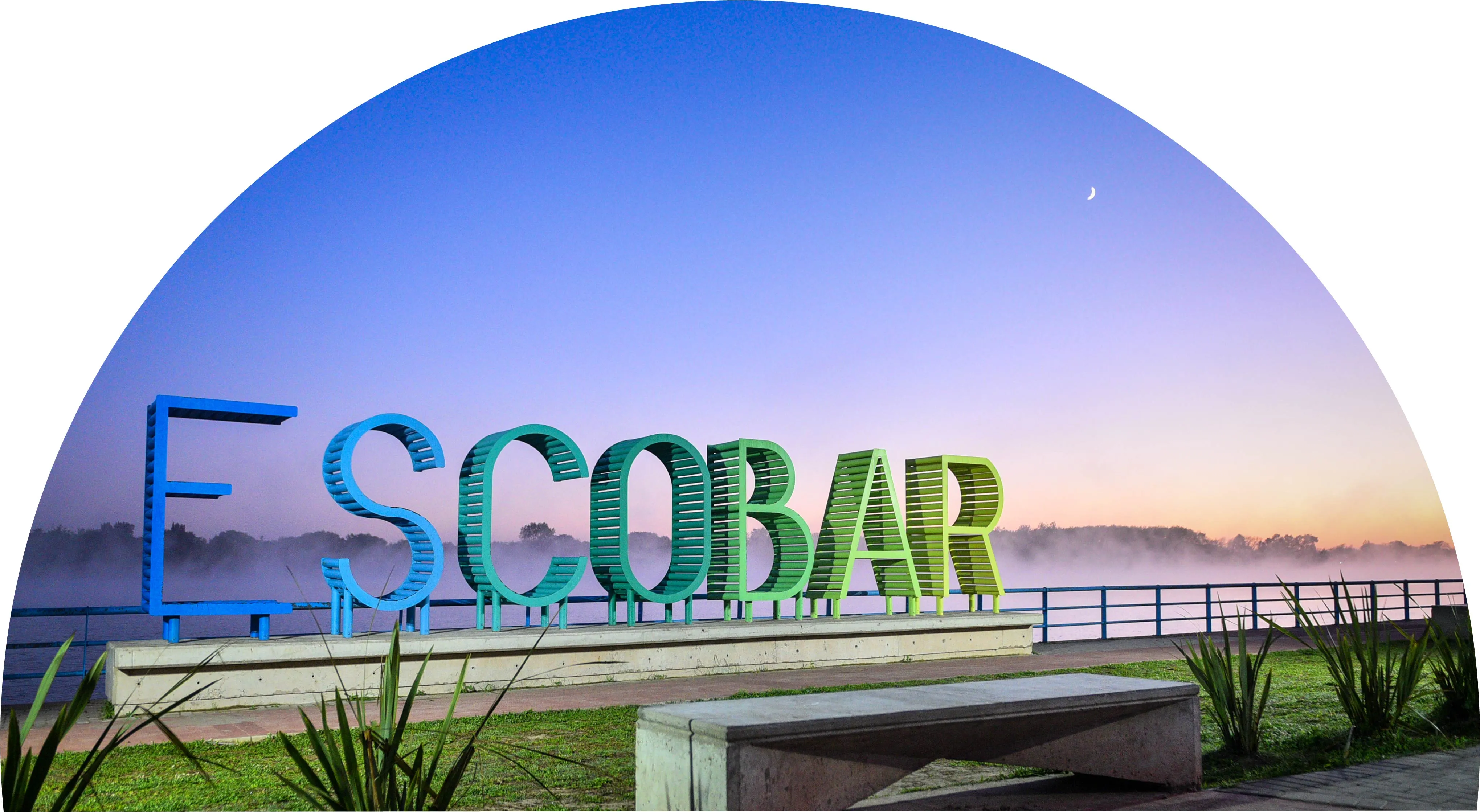 Letras de Escobar frente al río Paraná al atardecer
