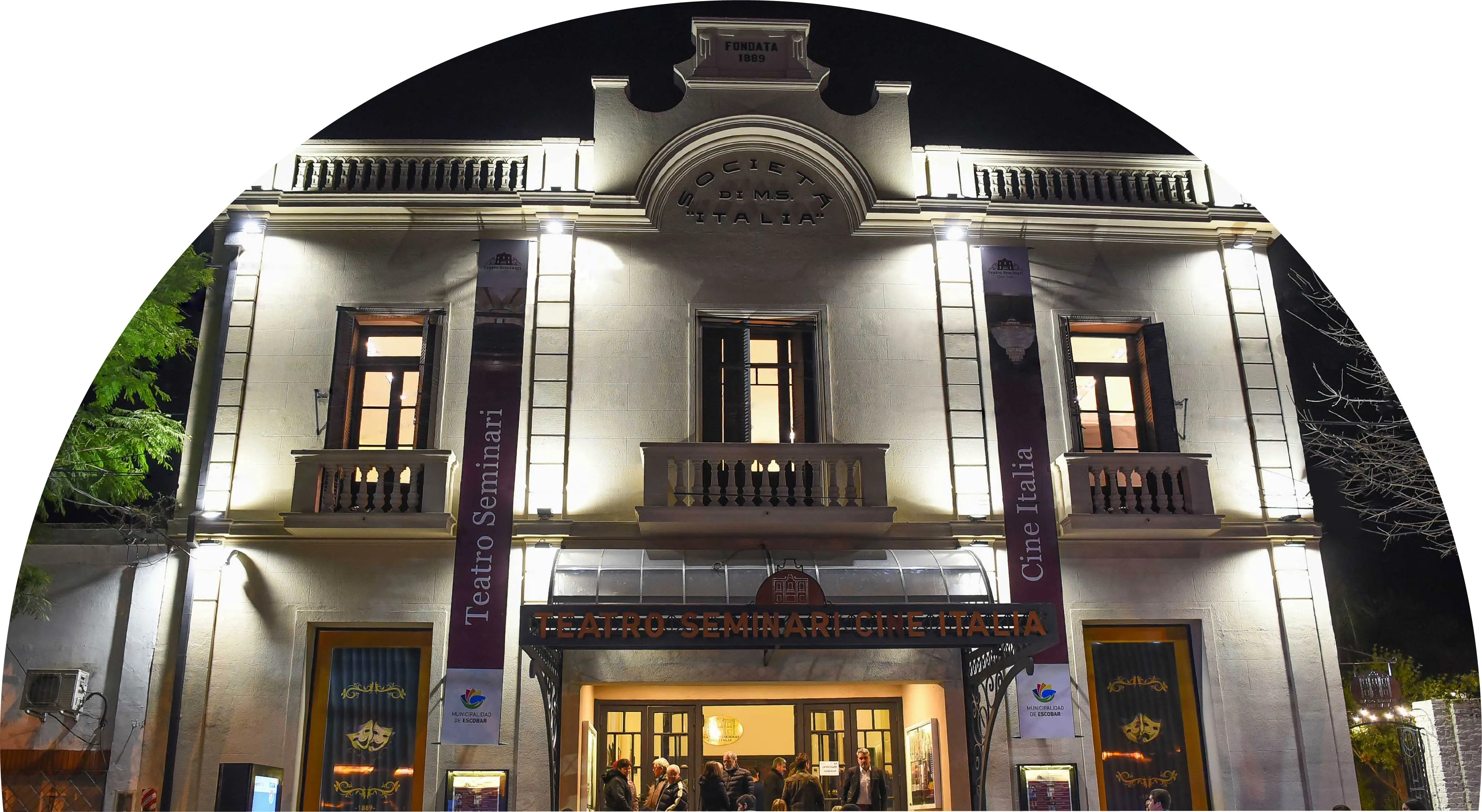 Fachada iluminada del Teatro Municipal Tomás Seminari de noche
