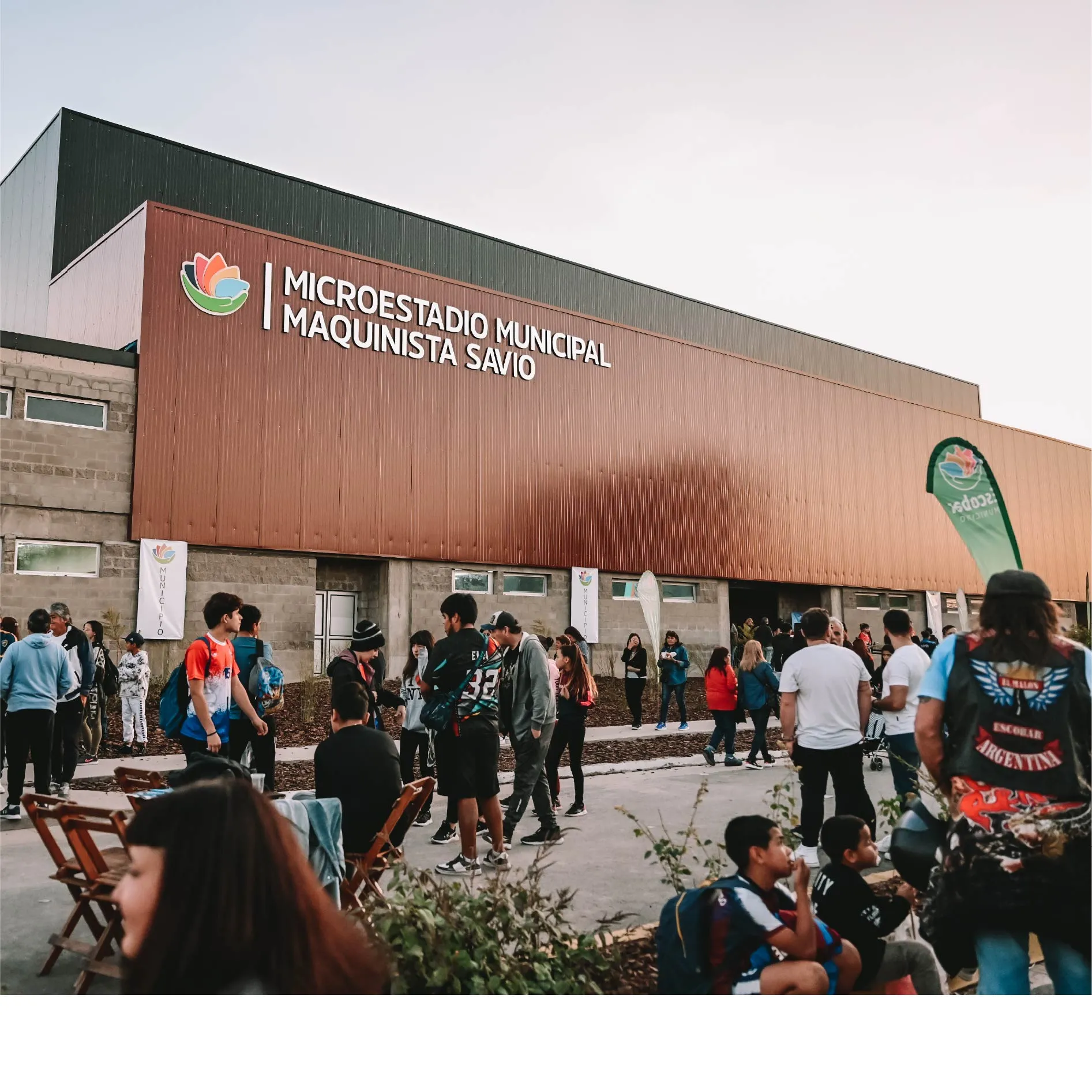 Jóvenes en la entrada del Microestadio Municipal Maquinista Savio