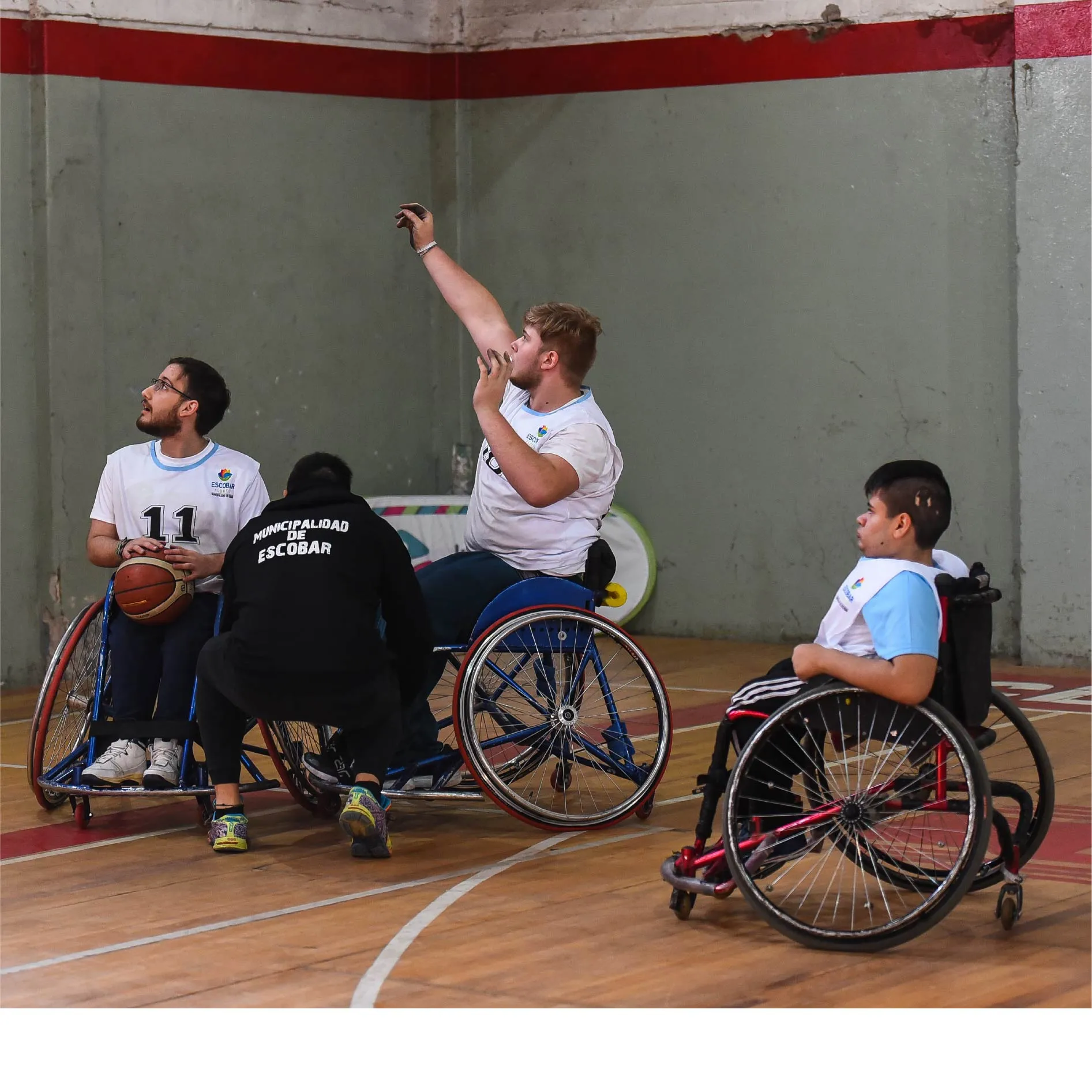 Partido de básquet adaptado en silla de ruedas